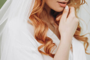 Capelli sciolti da sposa: il grande ritorno del romanticismo naturale